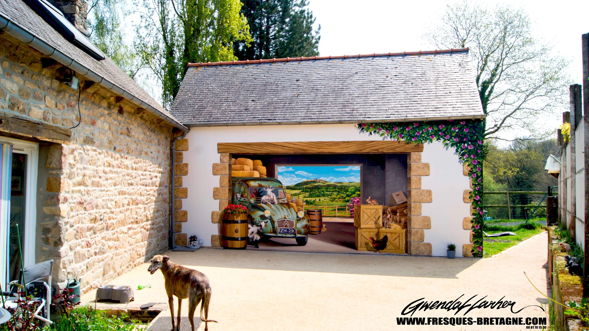 Décoration terrasse: une fresque en trompe-l'œil qui ouvre le mur sur un paysage des monts d'Arrée